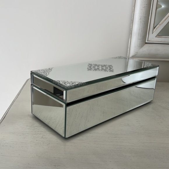 Lovely beveled glass mirror jewelry box sparkling inlay design on top - Picture 3 of 8